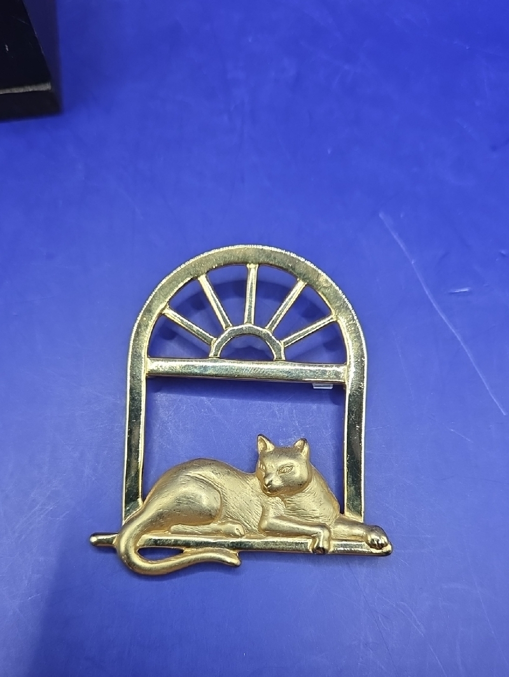 JJ Jonette Jewelry Co.  Goldtone Cat In Window Brooch Vintage